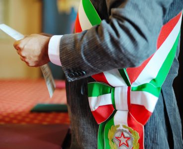 Alcuni chiarimenti sull'uso della fascia tricolore (con schema di regolamento)