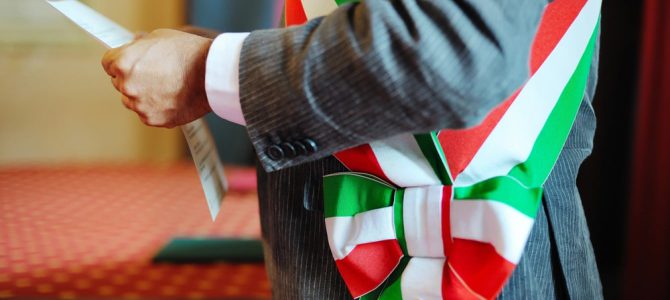 Immagine in evidenza del post: Alcuni chiarimenti sull'uso della fascia tricolore (con schema di regolamento)