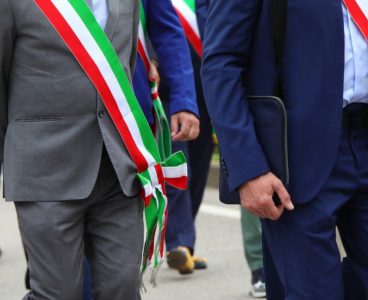 Immagine dell’articolo: Ecco la classifica dei sindaci italiani più amati (e odiati) del 2025